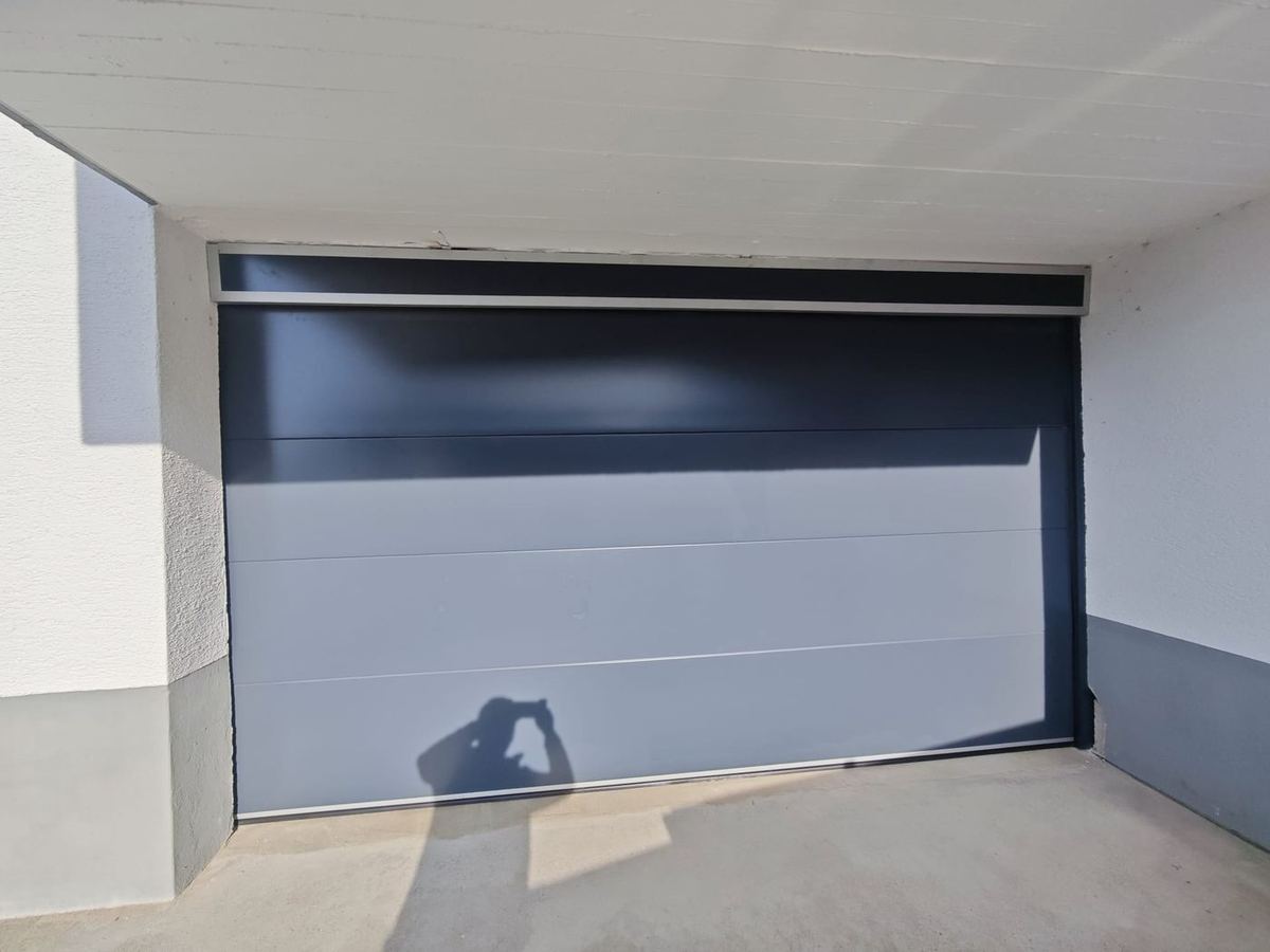 Sektionaltor anthrazit garage innenansicht – Bauelemente Güntert